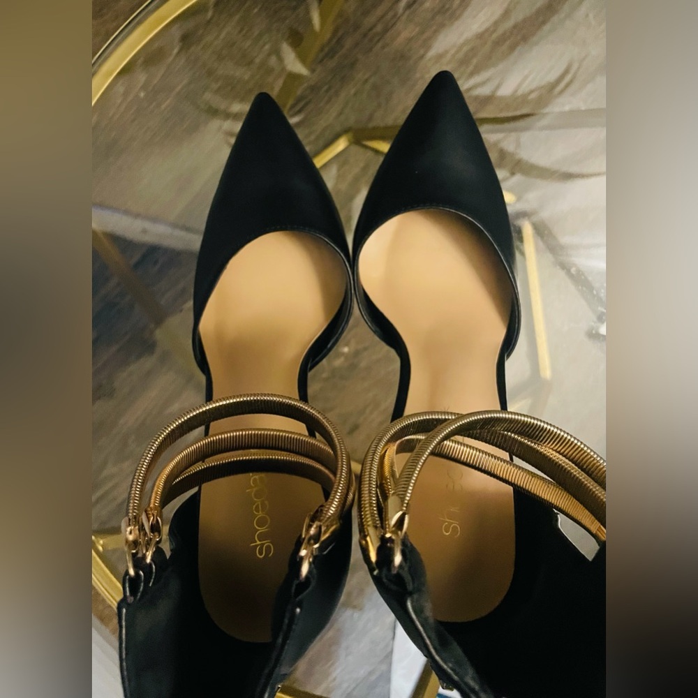 Elegant Black High Heels with Gold Accents - Picture 4 of 4